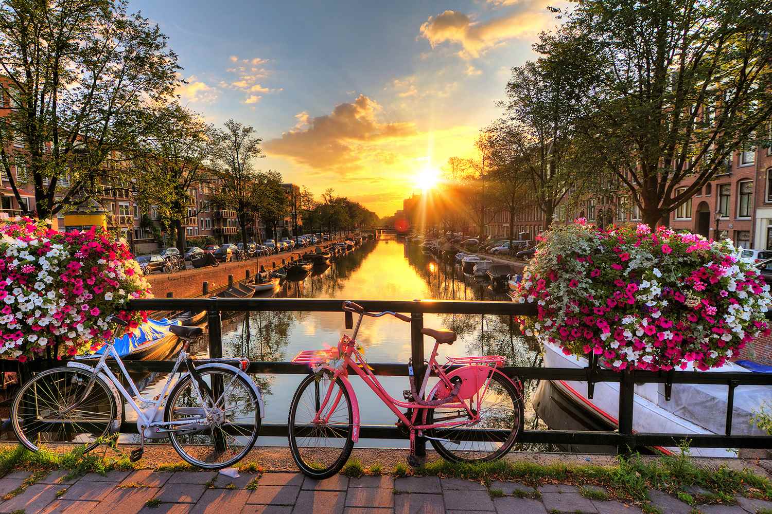 /Assets/CruiseGallery/Thumb/enchantingrhine_NETHERLANDS_Amsterdam_Canals-at-sunrise_ss_189863267_gallery.jpg