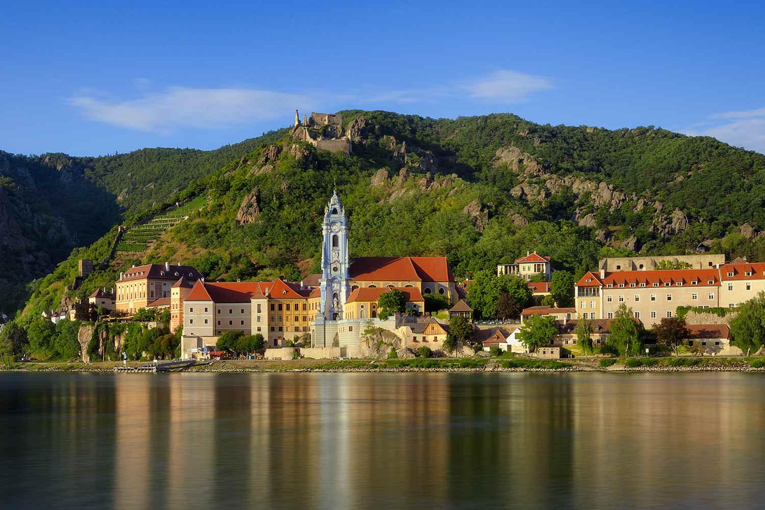 /Assets/CruiseGallery/Thumb/melodiesofthedanube_MP_IMG_0206blend_Durnsteinday_gallery.jpg