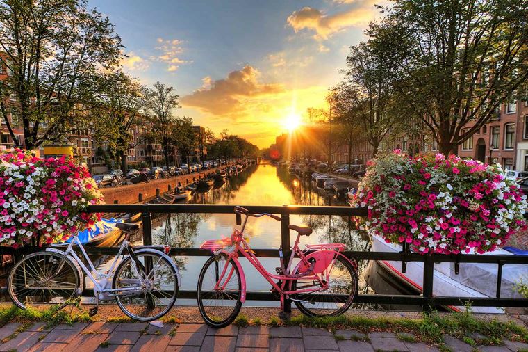 /Assets/Desktop/CruiseGallery/Thumb/enchantingrhine_NETHERLANDS_Amsterdam_Canals-at-sunrise_ss_189863267_gallery.jpg